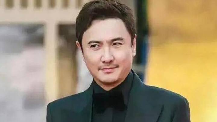 沈腾华表奖后台花式打招呼，能看出沈腾瘦了好多吗？
