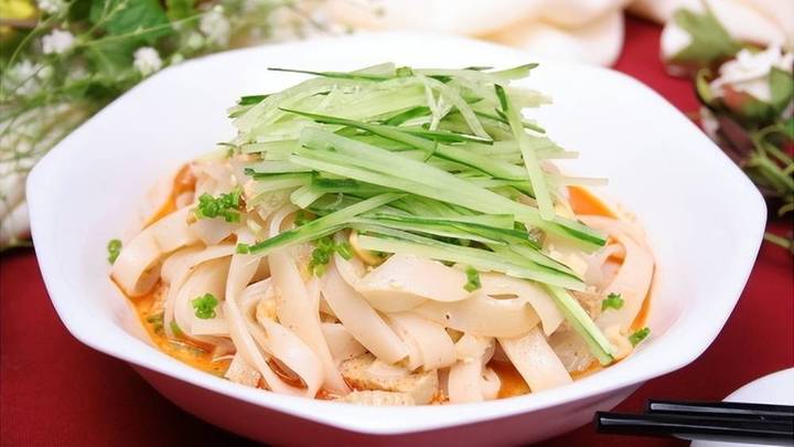 因在凉皮内放黄瓜丝，上海多家饭店被罚，你怎么看？