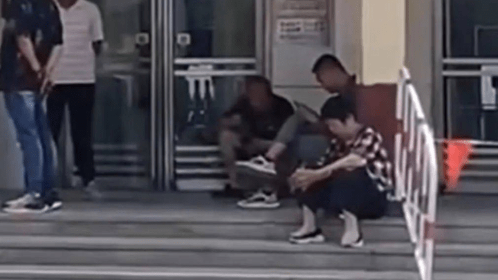 火车站中午锁门乘客高温下苦等，你能理解小地方火车站“到点开门“吗？