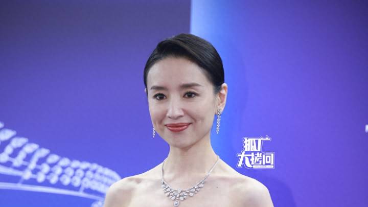 43岁董洁形象大变，被三个男人害了半辈子，她还能重回娱乐圈吗？