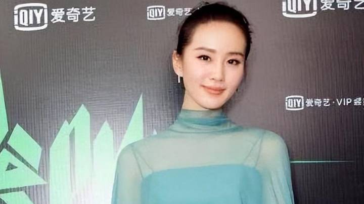 刘诗诗穿粉色毛衣慵懒又松弛，是因为她长得好看吗？