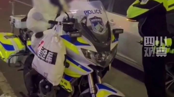 女子坐警车拍照还对交警撒娇称我喜欢你，结局舒适吗？