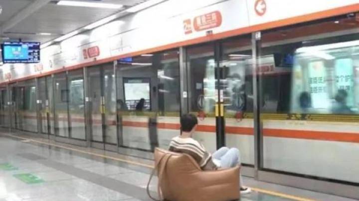 杭州地铁2号线上惊现沙发，你觉得有必要过安检吗？