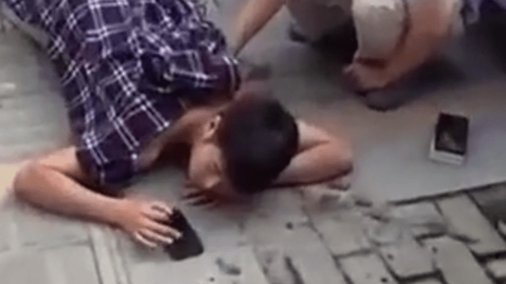 男子被捅后趴在地上淡定玩手机，这是在转移注意力止痛吗？