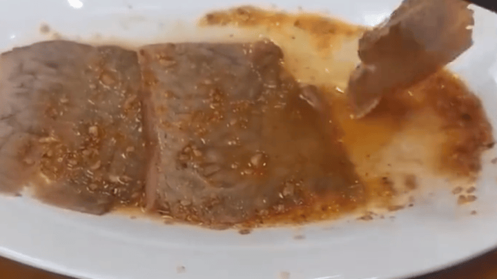 女子饭店点一盘凉拌牛肉15块钱只有薄薄3片，你觉得贵吗？