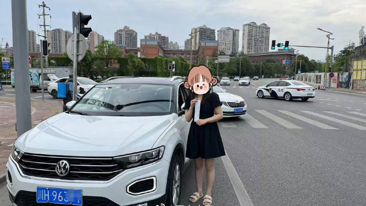 高考考场外多次鸣笛，女司机被罚50元，合理吗？