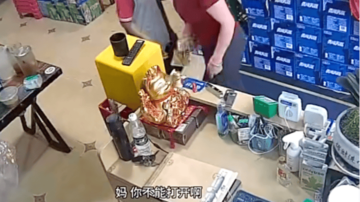 母亲私自拆开女儿档案袋，是家长不够尊重孩子的隐私吗？