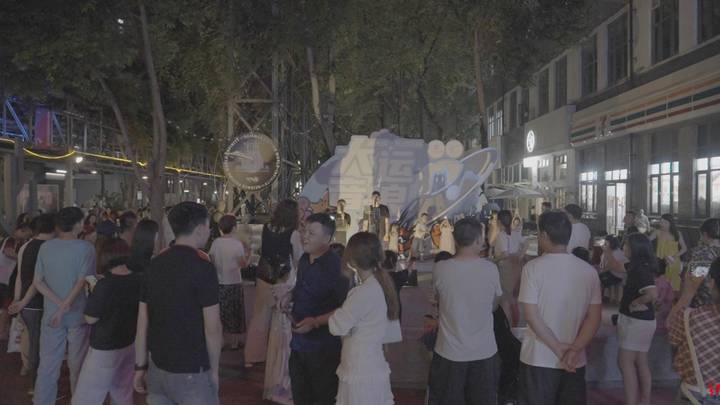 你想去成都街头走一走吗？