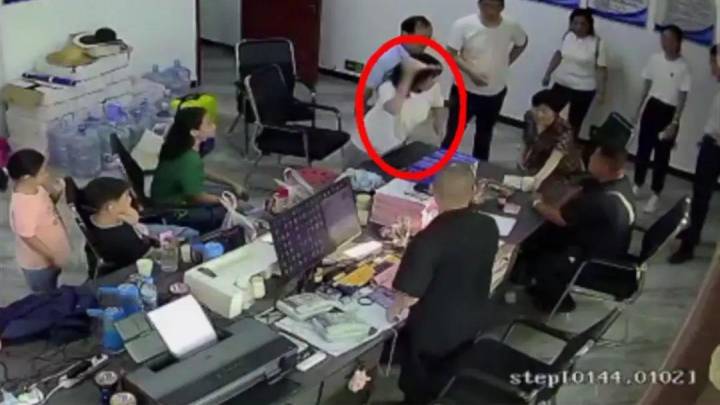 山东费县通报女子向景区工作人员泼热水，行拘10日，你怎么看？