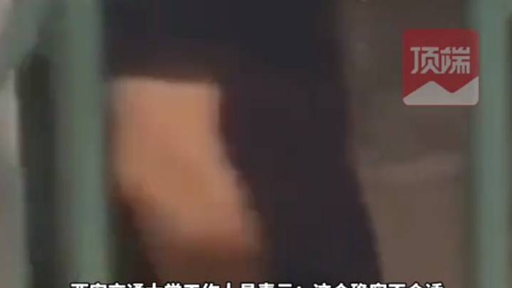 学生称将垃圾扔到留学生宿舍门口的垃圾桶遭保安怒斥，你怎么看？
