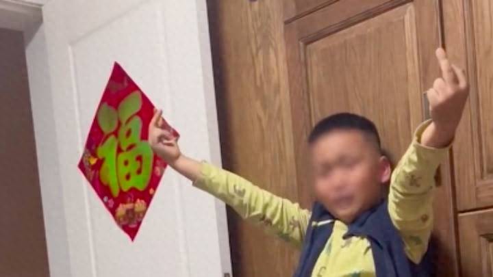 10岁男孩因竖中指被罚竖1小时，边哭边认错，应该重罚吗？