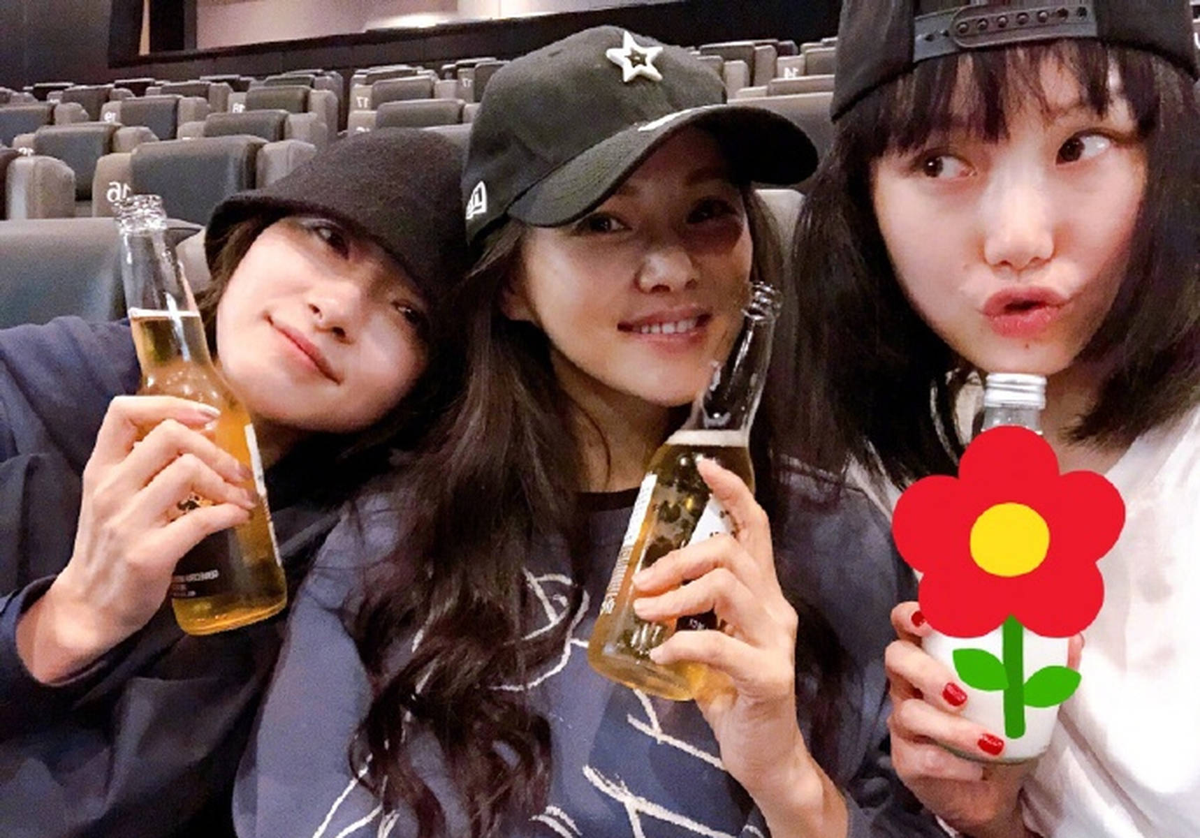 万茜请伊能静黄龄看电影 享受美食为刘亦菲打call