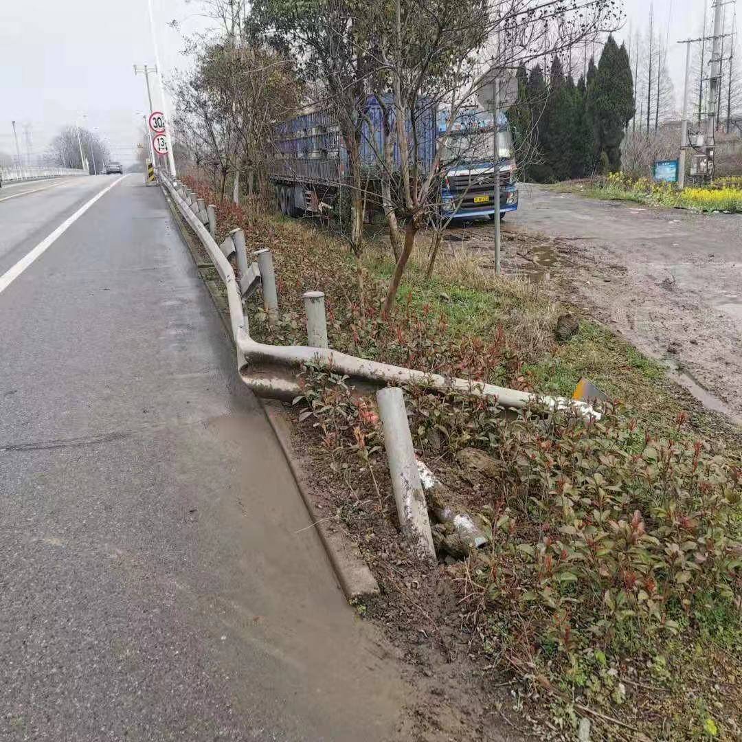 巡查中及时处理路肩护栏损坏问题保安畅