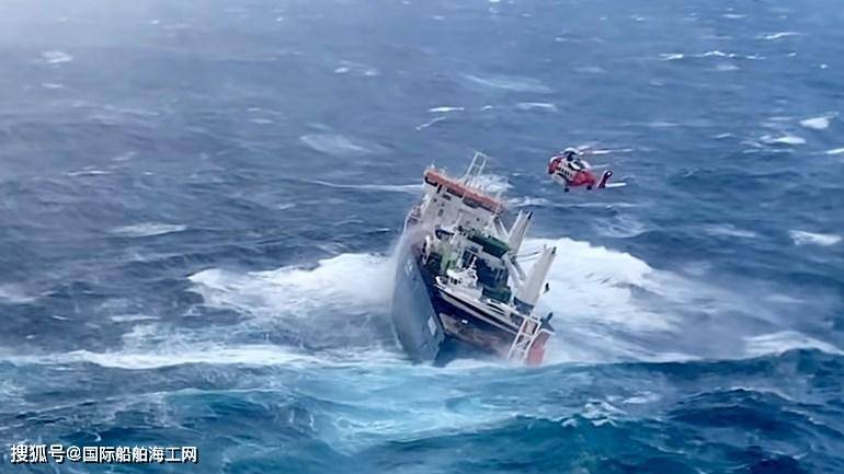 梦境之海，逃生与救赎的寓言——解析梦见海上在大船上遇险，跳海游泳求生，又遇小船救我上的梦境