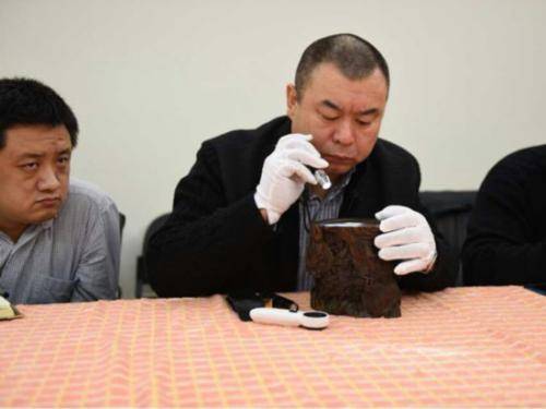 古玩鉴宝专家手套放大镜手电筒女助理白头发一样不能少