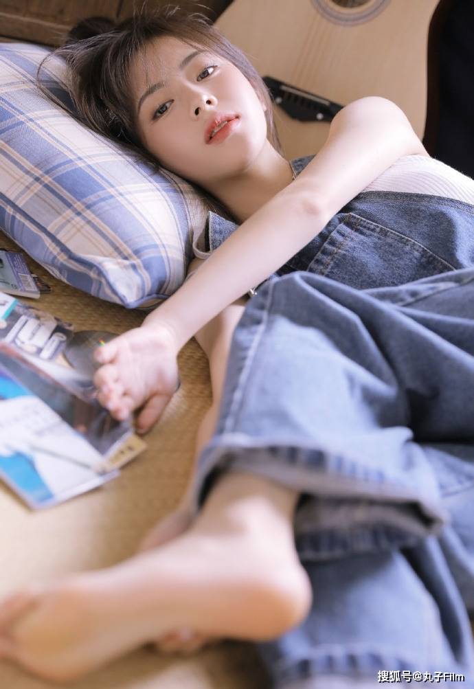 性感美女时尚写真:高马尾少女牛仔背带裤清新小姐姐,清纯甜美!