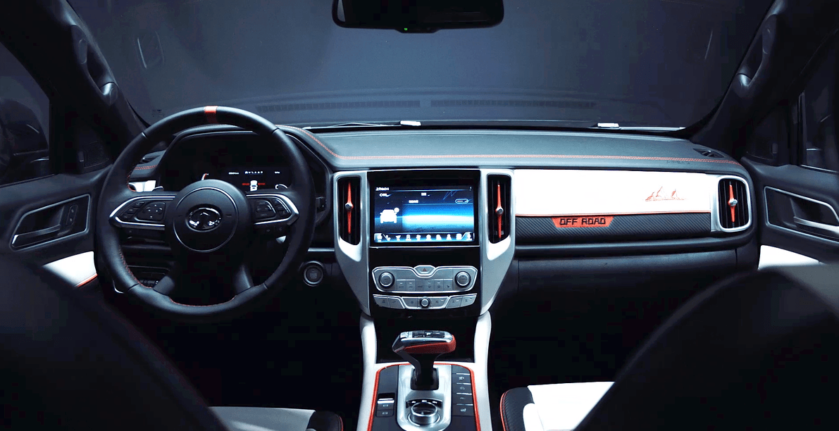 在内饰上,黑弹除了配色其他的与现款市售长城炮高度一致,在副驾驶的