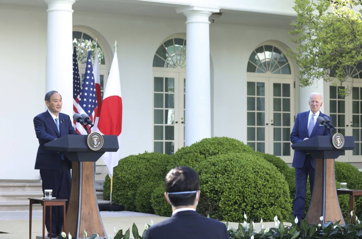 拜登戴两只口罩见菅义伟菅义伟戴印日美国旗口罩