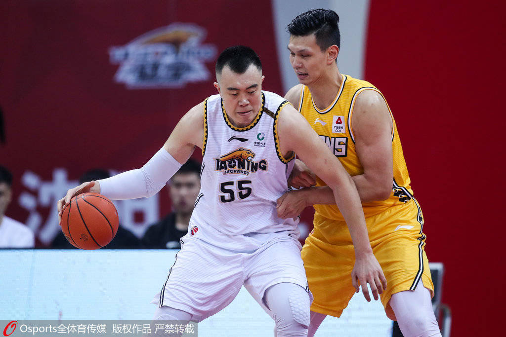 徐忠豪在第一节拿下7分，朱R真和韩德俊先后扣篮两次，帮助辽宁篮球队达到高潮。
