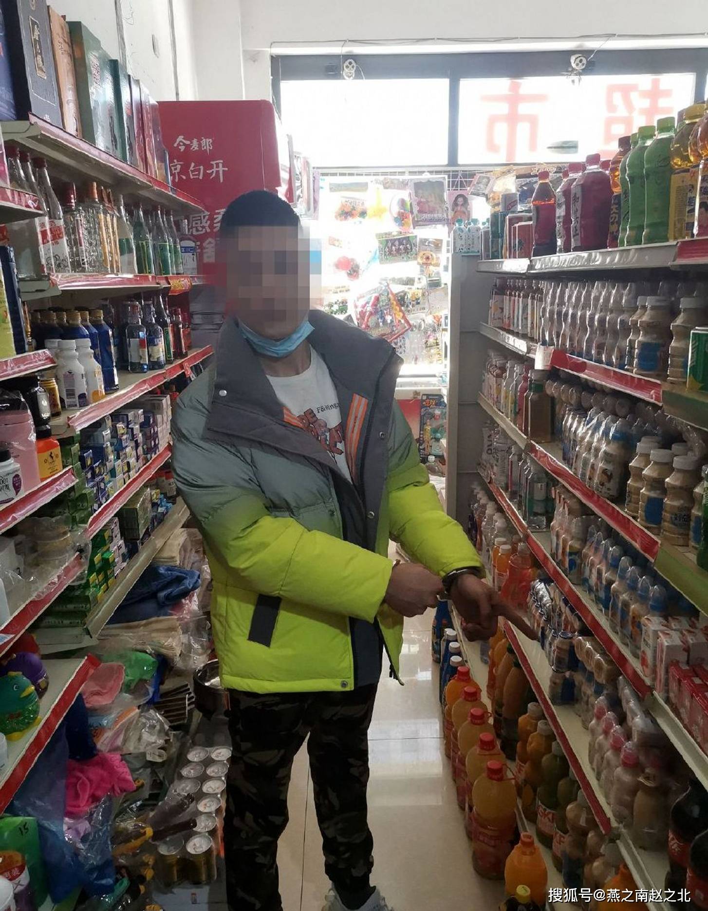 保定一超市频频丢东西,穿长款外套男落网,偷东西上瘾