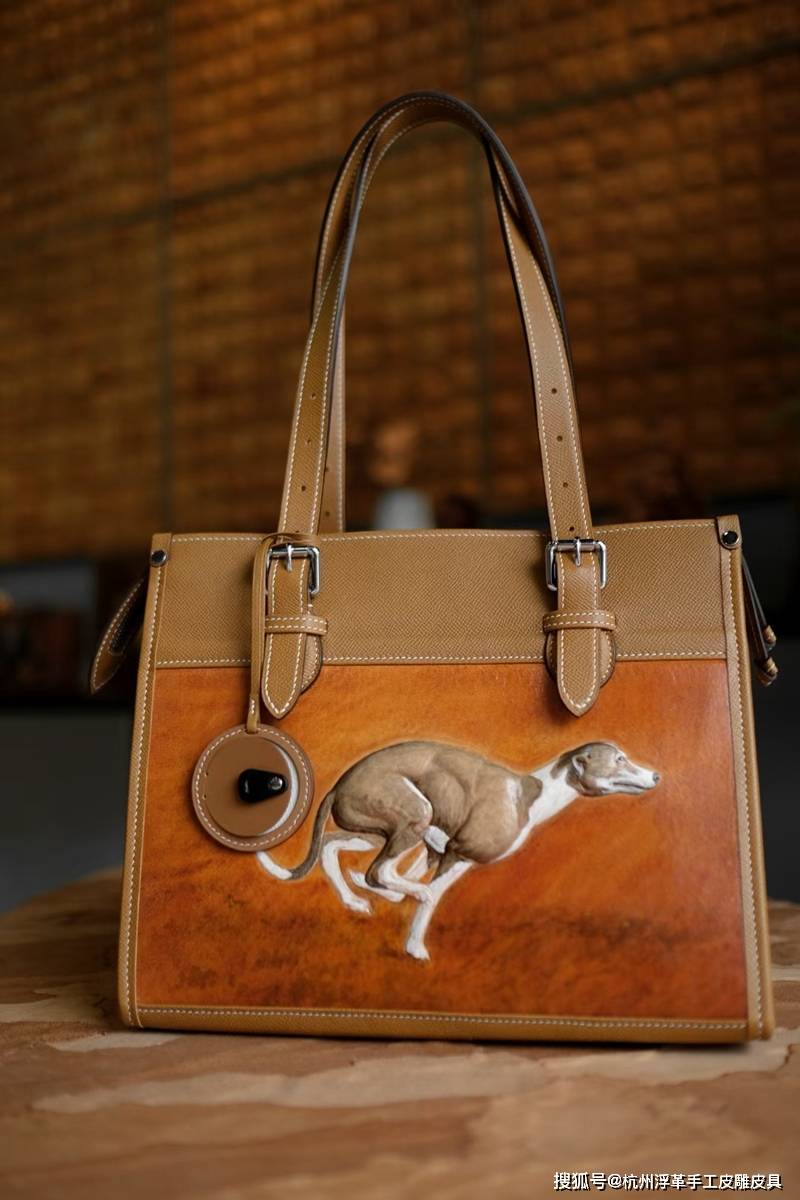 这是一只为期快两个月的定制包包,客户是被皮雕塑画的故事打动了