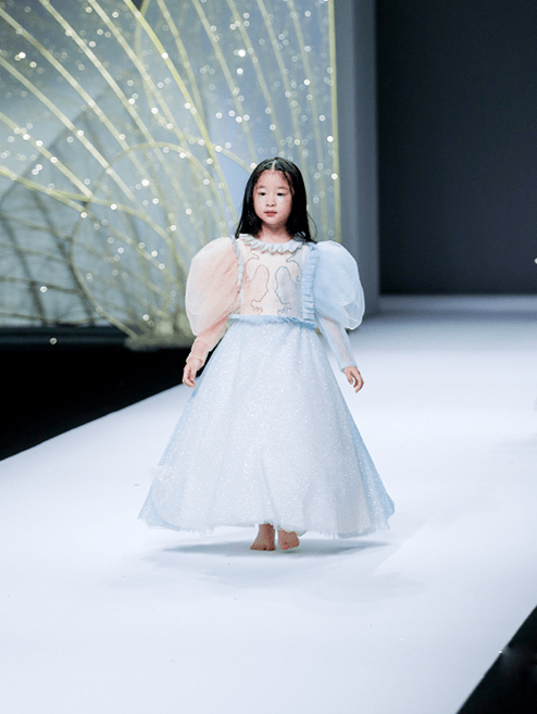 少年谷家班刘怡然亮相深圳国际时装周