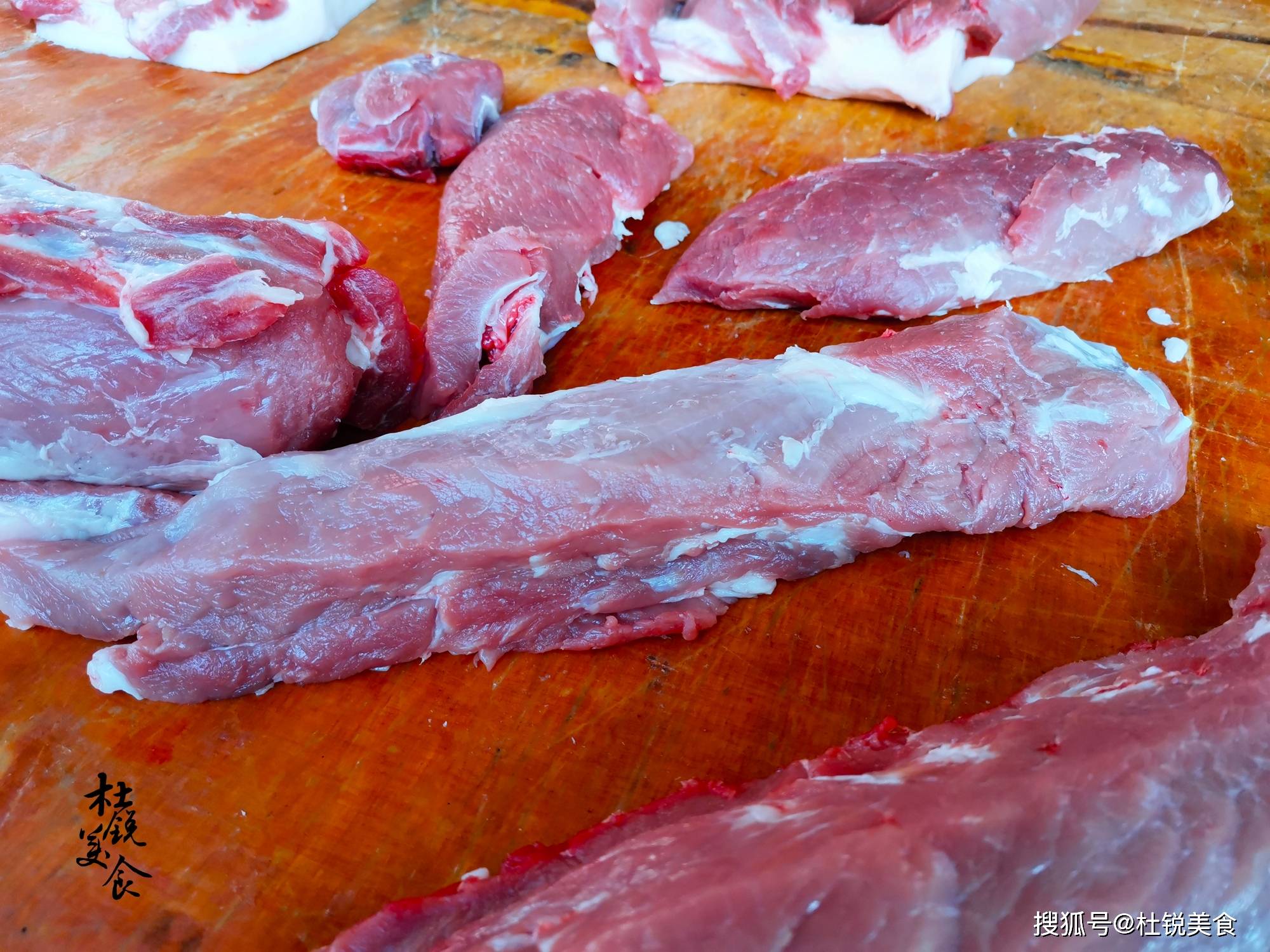 外脊肉才是猪脊两侧呈方柱形的粗壮肌束,一条差不多有好几斤重,呈方木