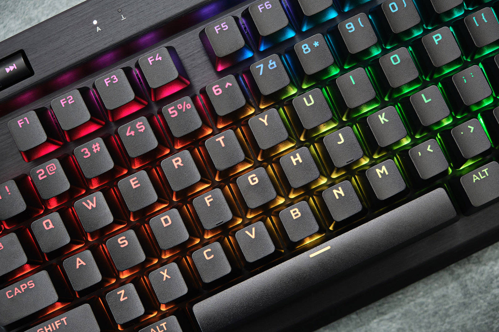 不枉苦等你八年美商海盗船k70rgbtkl机械键盘