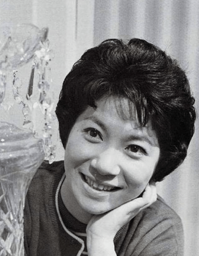 3天后,大家为江利智惠美举行了葬礼,亲人,朋友纷纷到场哀悼,高仓健却