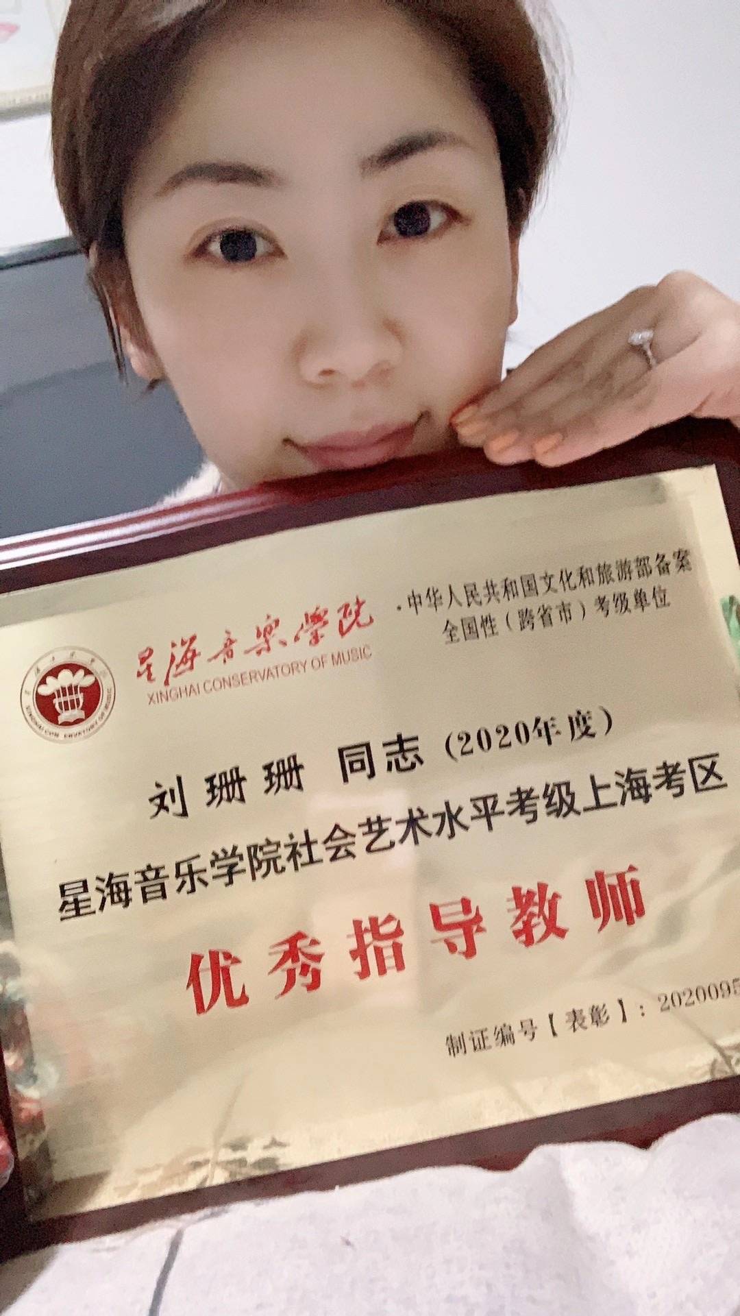 才华横溢的音乐才女歌手叶莺为《别人都说我们会分开》作词作曲