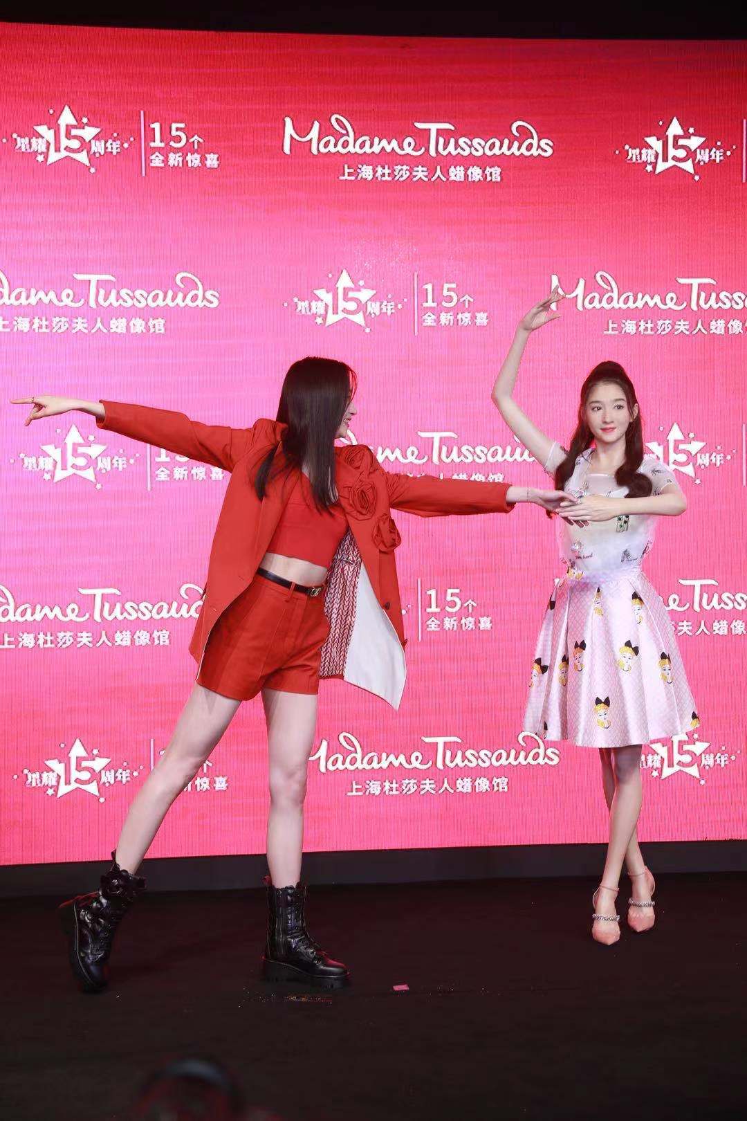 关晓彤为蜡像揭幕笑到不能停 直呼"它比我漂亮"
