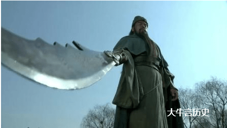 青龙偃月刀重量82斤,上马提刀作战,那可不是一般的难度,而且在冷兵器