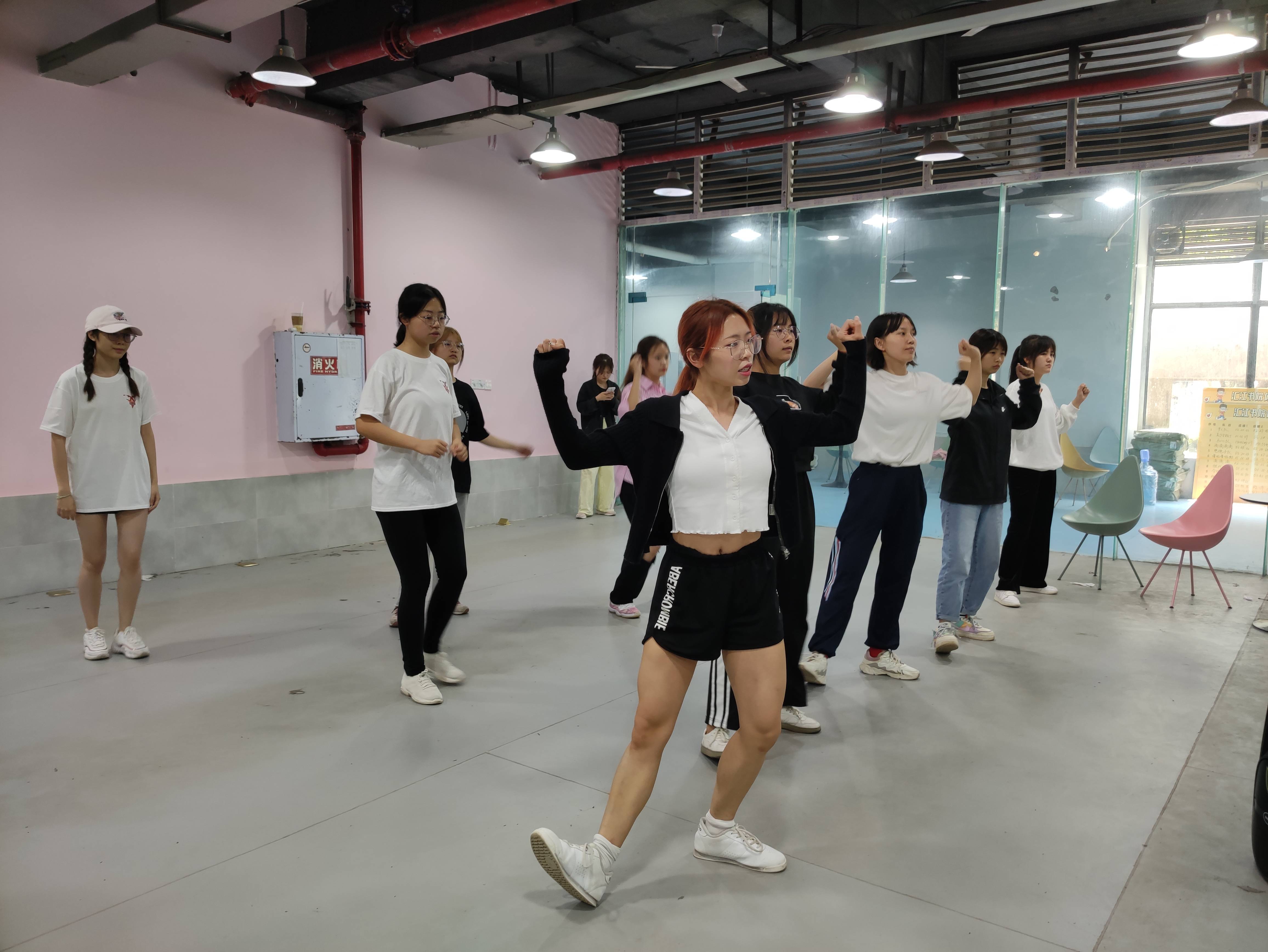 本次的排舞走进爱莲活动进行了一个小时,同学们在舞蹈室