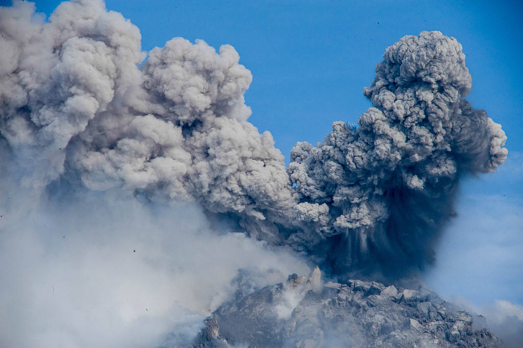 印尼锡纳朋火山再度喷发冒出滚滚浓烟