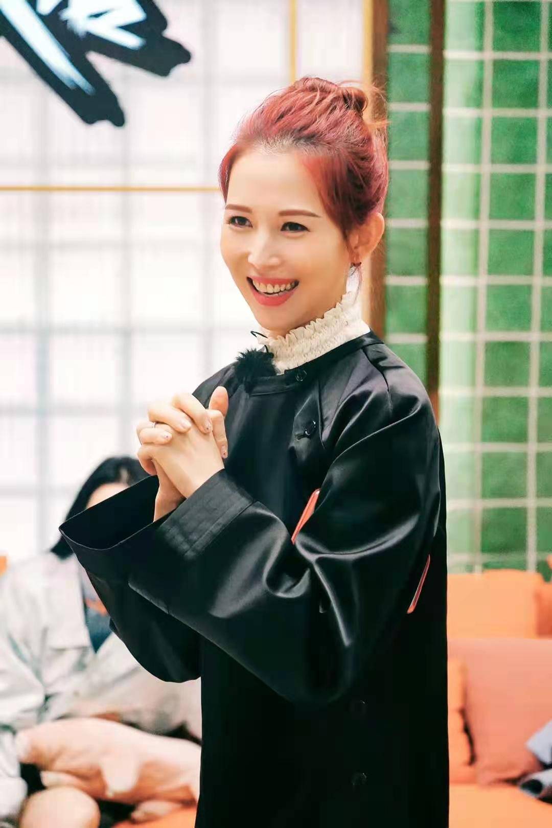 蔡少芬身着zhang yuhao 衬衫裙录制综艺 中国风装扮状态满分