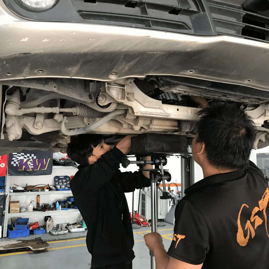 维修省钱:广州宝马5系维修油底壳漏油及漏水