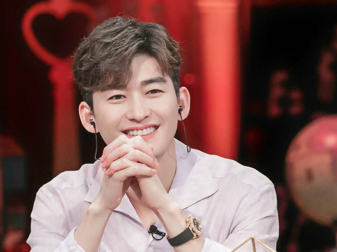 在《初入职场的我们》中,谈及自己的艺人身份,张翰直言,觉得自己跟