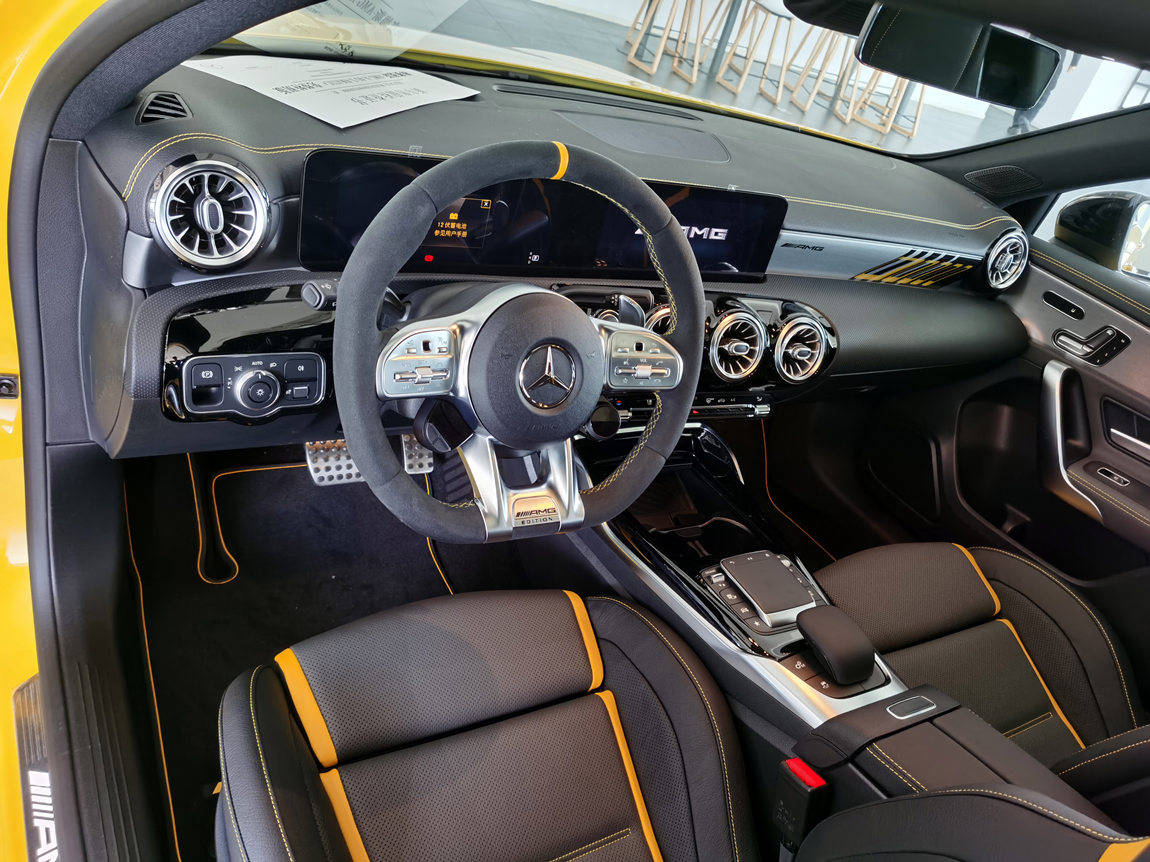 最新款 奔驰 amg a45s 先行特别版 炽夏黄/黑内