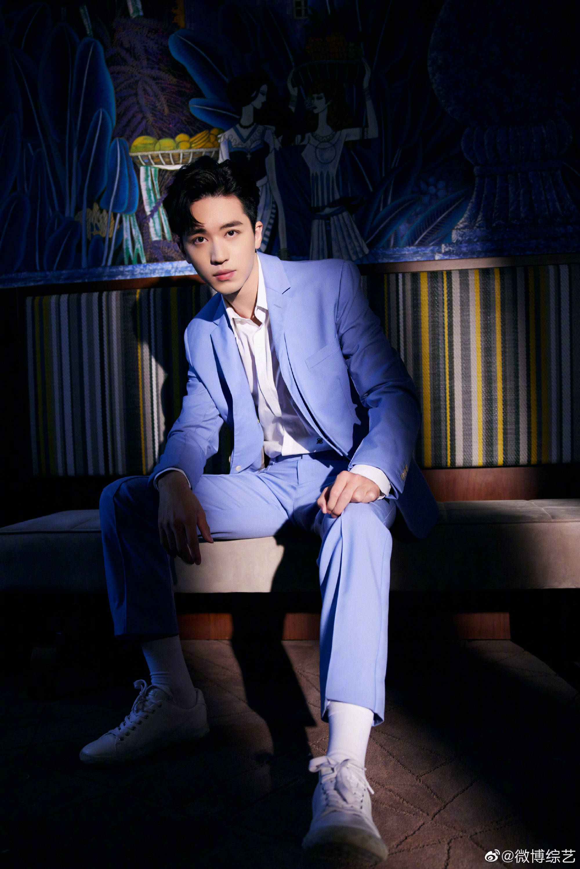 许魏洲水蓝色西服