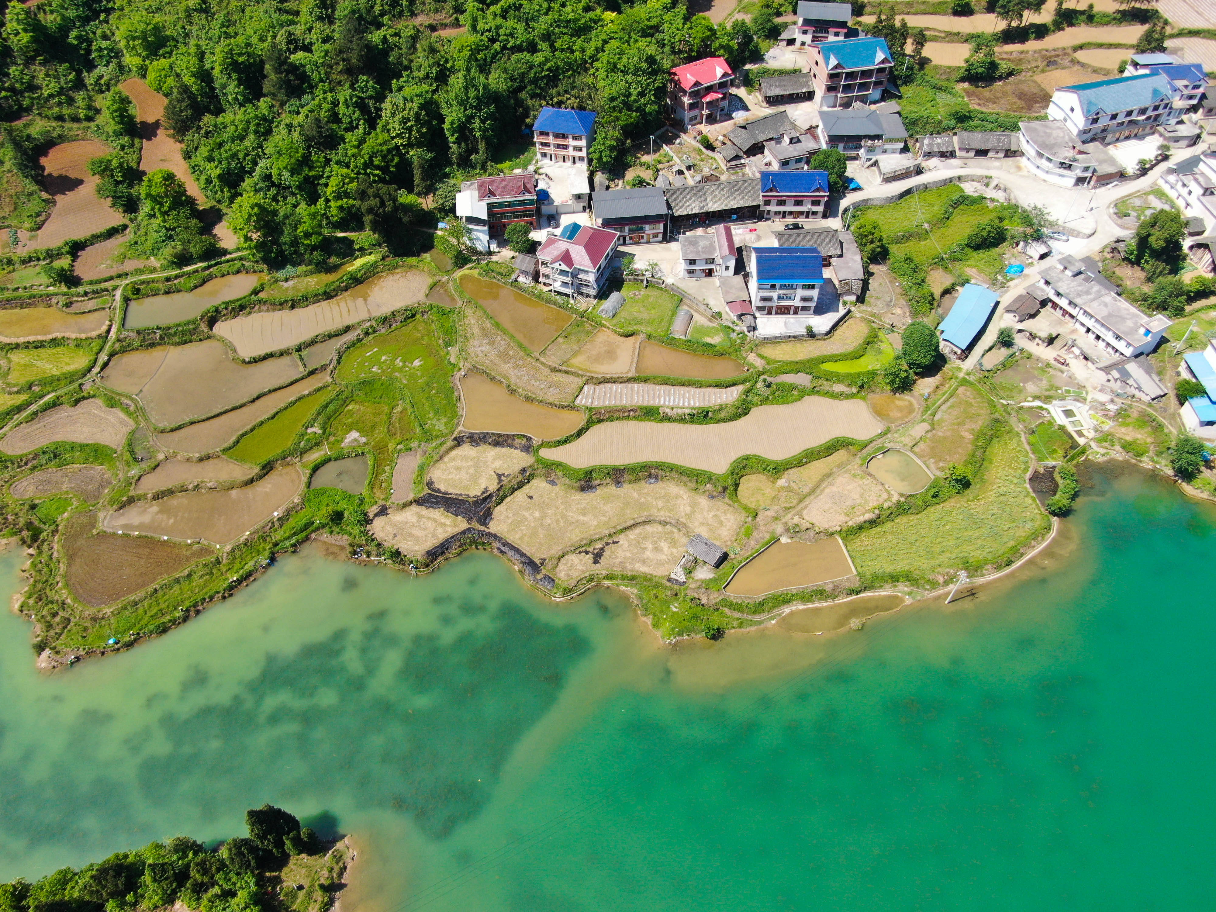 都匀上白岩水库坐落在群山环绕之中,这里气候适宜,空气清新,日照量高