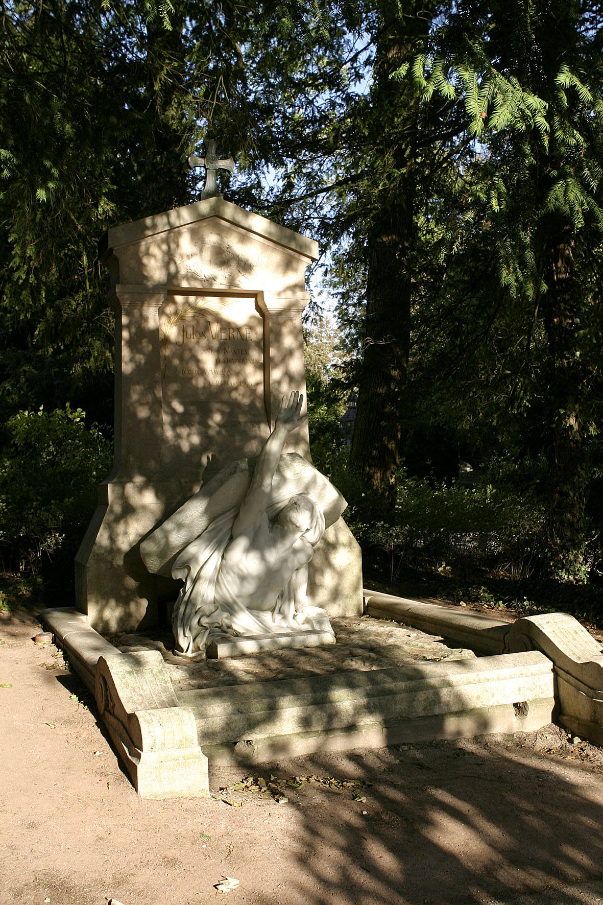 凡尔纳的墓碑图片