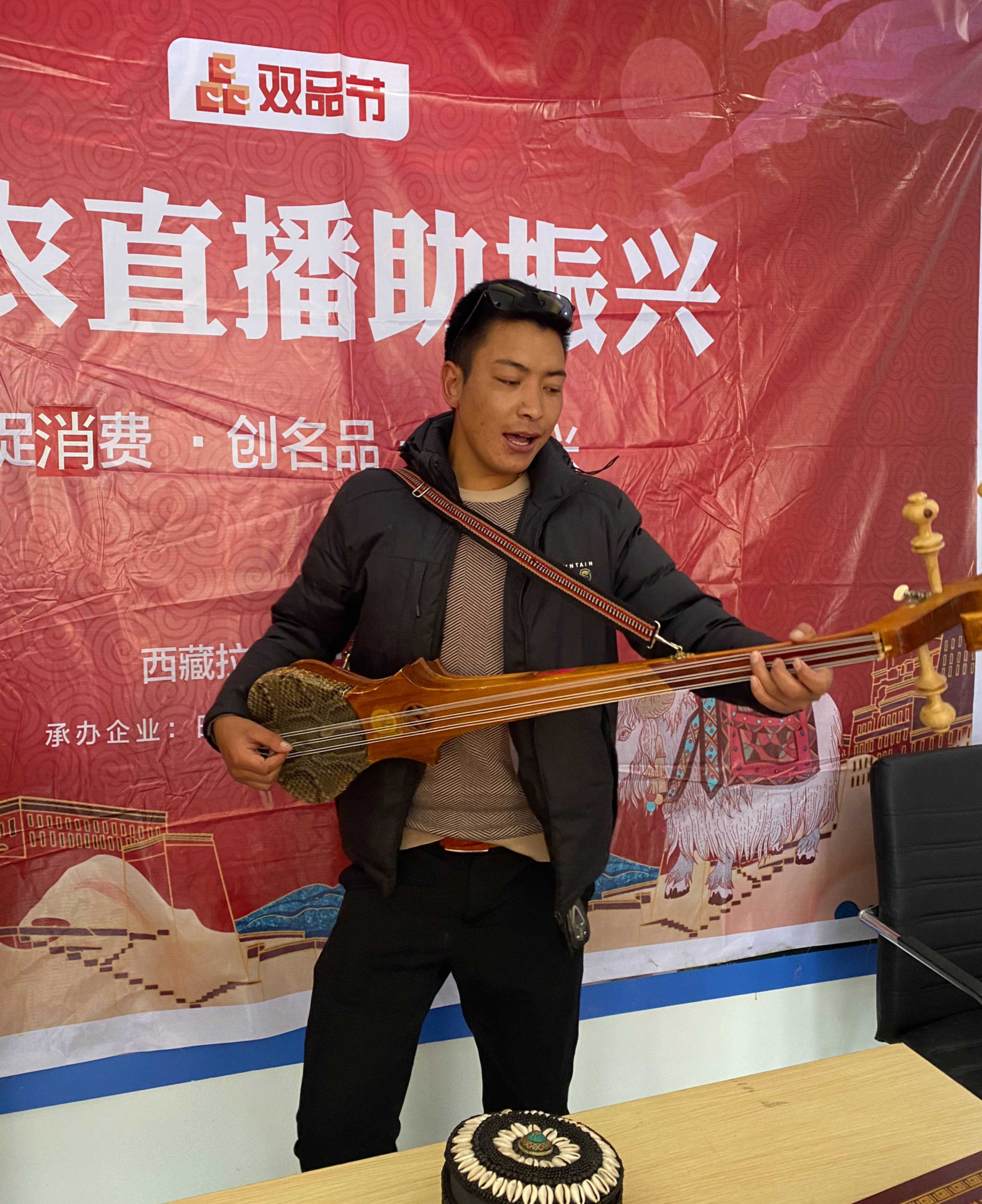 拉孜县被称为堆谐之乡堆谐是一种载歌载舞乡土气息浓郁的圆舞曲