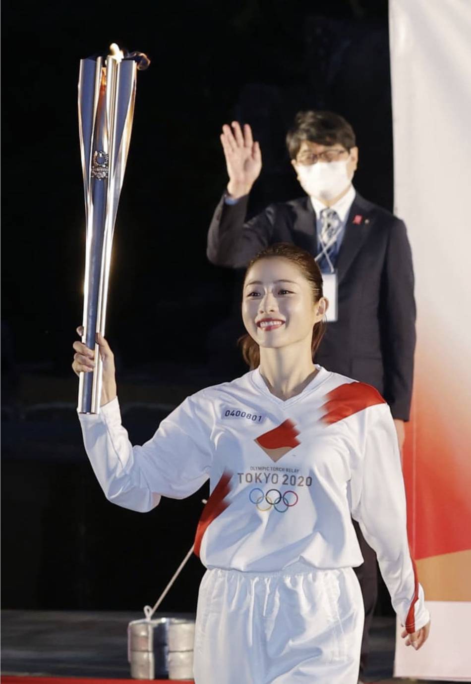 1/ 12 搜狐娱乐讯 5月7日,石原里美作为东京奥运圣火传递大使在和平