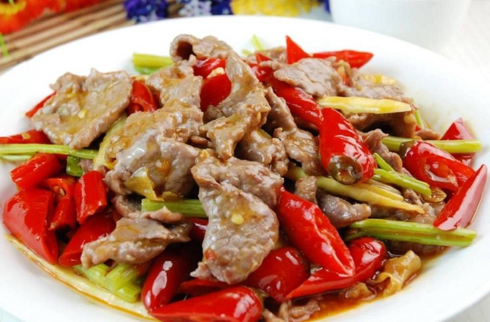 泡椒炒肉l 泡椒炒肉铜鼓人用自己做的泡辣椒加上干辣椒,这样炒出的肉