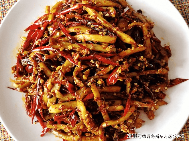 辣的程度可自行调节的冷吃小食-杏鲍菇,这道菜简单易学,而且口感绝对