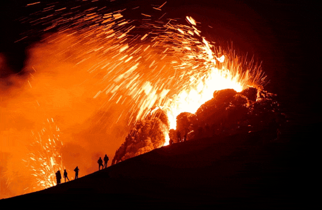 barazza帕拉扎冰岛火山大爆发有人居然跑去岩浆边上烤肠