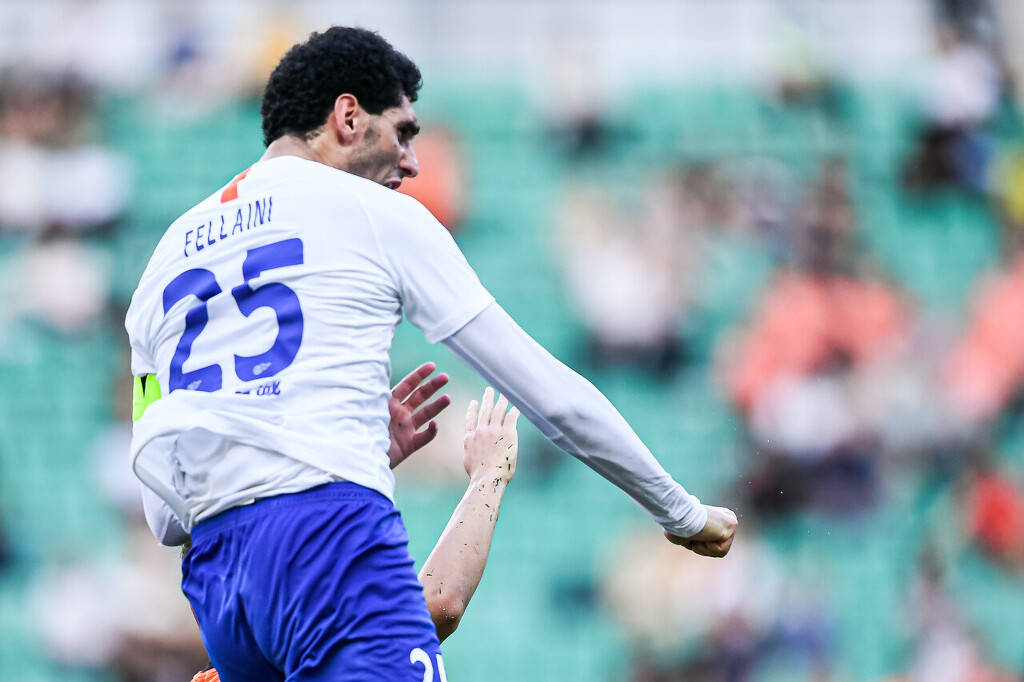 组图山东泰山22深圳队队长费莱尼破门霸气庆祝