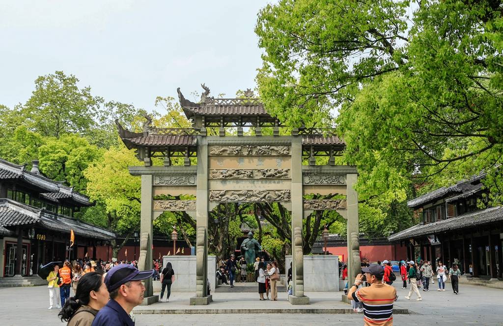 远眺西湖保俶塔白娘子和许仙剧照历史上倒掉的雷峰塔西湖夜景返回搜狐