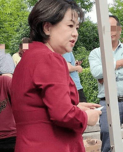 55岁的"鞠萍姐姐"近照曝光 ,身材发福双下巴明显!