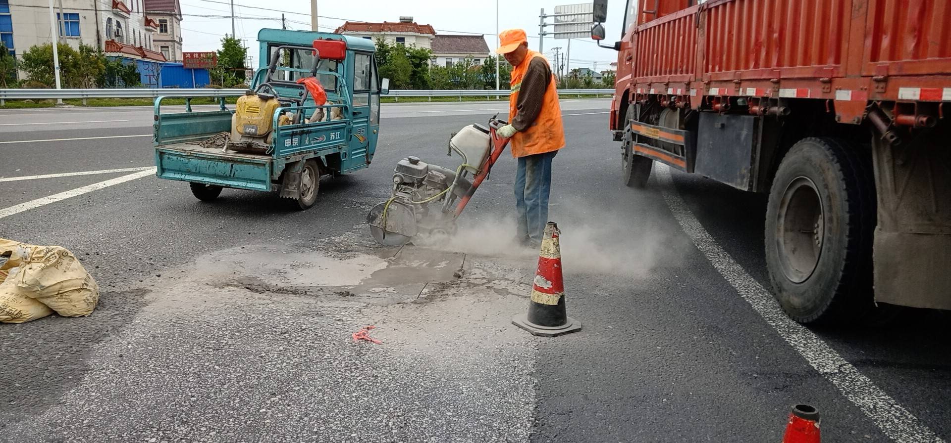 如東公路分中心快速修補路面坑塘